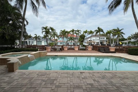 Villa ou maison à louer à Hollywood, Floride: 4 chambres, 365.29 m2 № 2286438 - photo 4