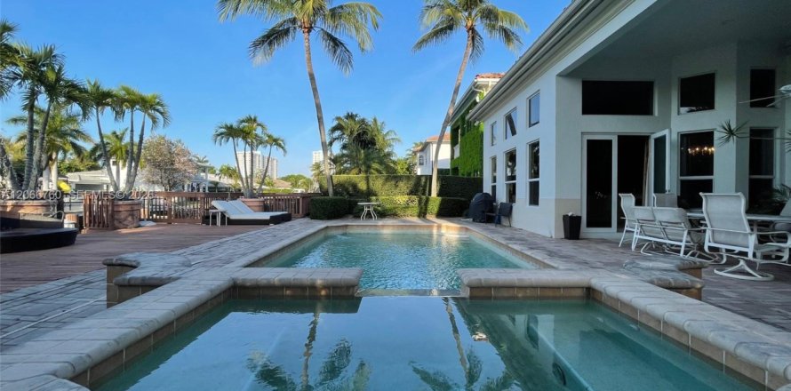 Villa ou maison à Hollywood, Floride 4 chambres, 365.29 m2 № 2286438