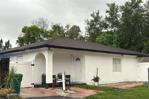 House in Miami Gardens, Florida 4 bedrooms, 132.39 sq.m. № 1768802 - photo 1