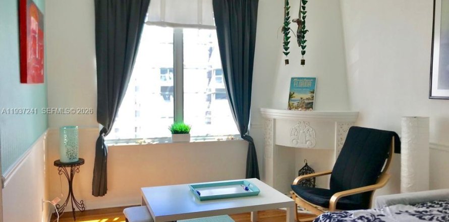 Estudio en el Condominio en Miami Beach, Florida  № 1995113