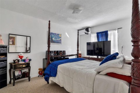 Commercial property in Miami, Florida № 1958367 - photo 9