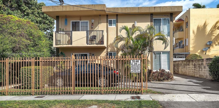 Commercial property in Miami, Florida № 1958367