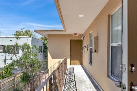 Commercial property in Miami, Florida № 1958367 - photo 16