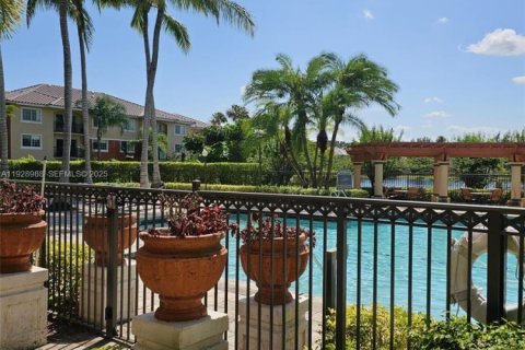 Кондоминиум с 2 спальнями в Уэст-Палм-Бич, Флорида № 1987327