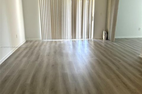 Condo in North Miami, Florida, 1 bedroom № 1927046 - photo 15