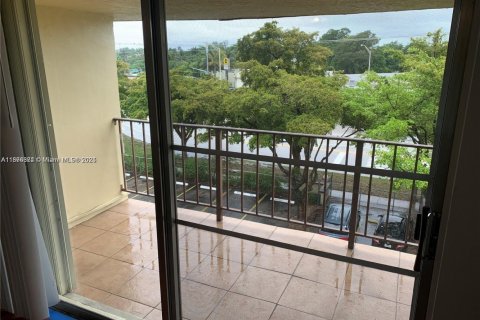 Condo in North Miami, Florida, 1 bedroom № 1927046 - photo 5