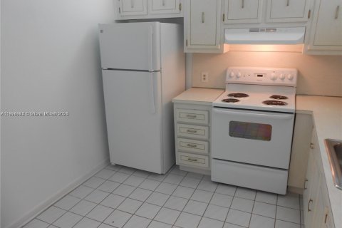 Condo in North Miami, Florida, 1 bedroom № 1927046 - photo 6