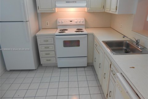 Condo in North Miami, Florida, 1 bedroom № 1927046 - photo 4