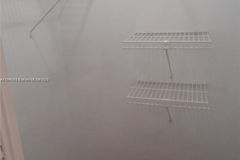 Condo in North Miami, Florida, 1 bedroom № 1927046 - photo 10