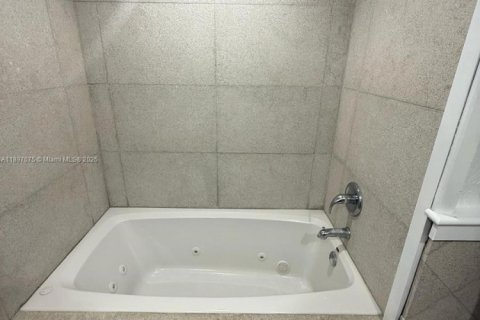 House in Key Largo, Florida 2 bedrooms, 98.1 sq.m. № 1948897 - photo 3