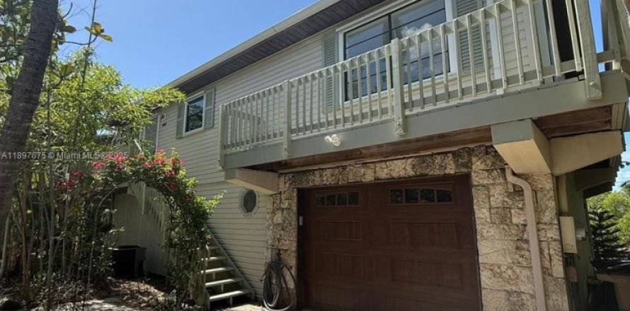 House in Key Largo, Florida 2 bedrooms, 98.1 sq.m. № 1948897