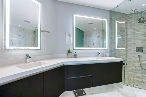Condo in Miami, Florida, 2 bedrooms  № 2244301 - photo 17