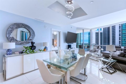 Condo in Miami, Florida, 2 bedrooms  № 2244301 - photo 2