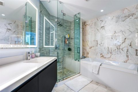 Condo in Miami, Florida, 2 bedrooms  № 2244301 - photo 18