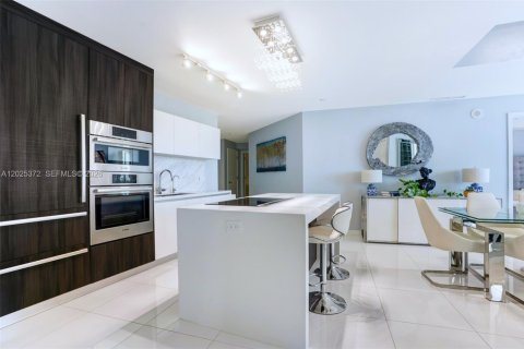 Condo in Miami, Florida, 2 bedrooms  № 2244301 - photo 5