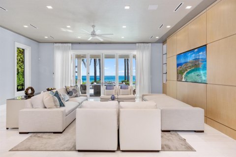 House in Manalapan, Florida 7 bedrooms, 1058.34 sq.m. № 2187374 - photo 9