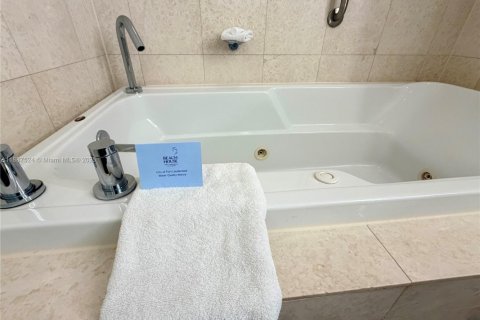 Купить кондоминиум в Форт-Лодердейл, Флорида 49.52м2, № 1939063 - фото 13