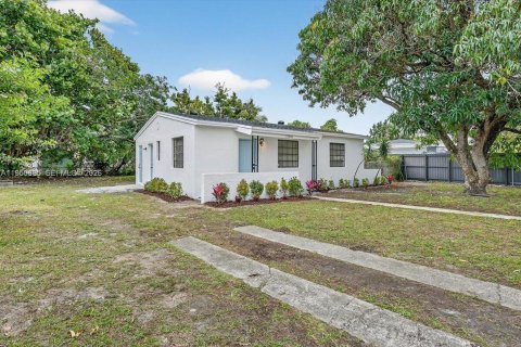 Купить виллу или дом в Майами, Флорида 1 комната, 82.13м2, № 2006836 - фото 2