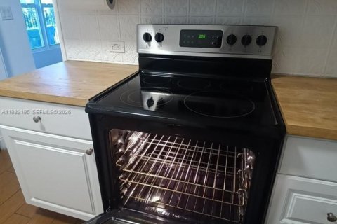 Commercial property in Miami, Florida 126.9 sq.m. № 2043318 - photo 26