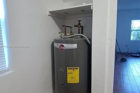 Commercial property in Miami, Florida 126.9 sq.m. № 2043318 - photo 20