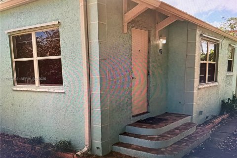 Commercial property in Miami, Florida 126.9 sq.m. № 2043318 - photo 2