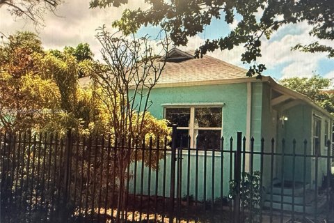 Commercial property in Miami, Florida 126.9 sq.m. № 2043318