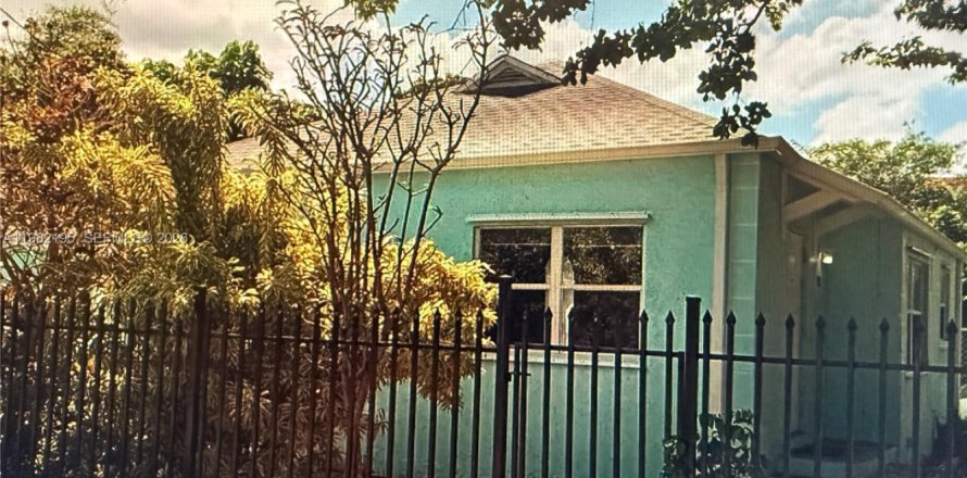 Commercial property in Miami, Florida 126.9 sq.m. № 2043318