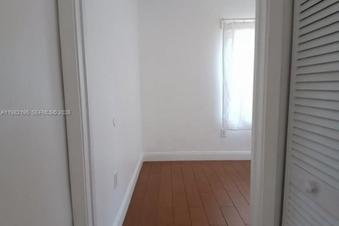 Commercial property in Miami, Florida 126.9 sq.m. № 2043318 - photo 11