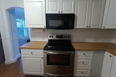 Commercial property in Miami, Florida 126.9 sq.m. № 2043318 - photo 19