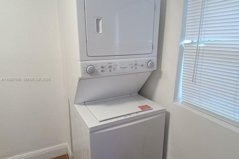 Commercial property in Miami, Florida 126.9 sq.m. № 2043318 - photo 17