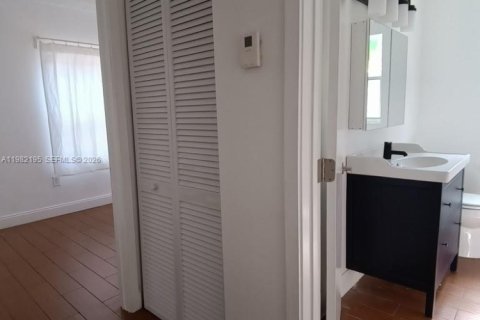 Commercial property in Miami, Florida 126.9 sq.m. № 2043318 - photo 18