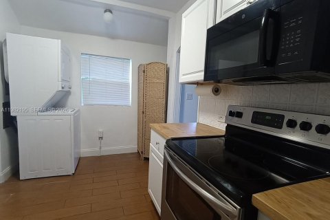 Commercial property in Miami, Florida 126.9 sq.m. № 2043318 - photo 8