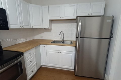 Commercial property in Miami, Florida 126.9 sq.m. № 2043318 - photo 21