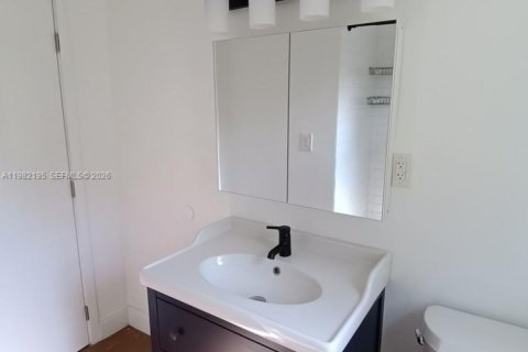 Commercial property in Miami, Florida 126.9 sq.m. № 2043318 - photo 25