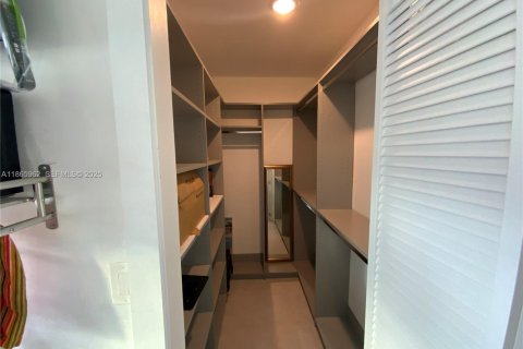 Commercial property in North Miami, Florida 1 bedroom, 37.16 sq.m. № 1980958 - photo 5