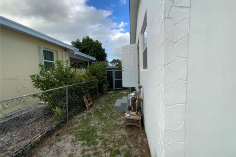 Commercial property in North Miami, Florida 1 bedroom, 37.16 sq.m. № 1980958 - photo 16