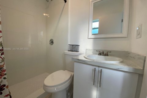 Commercial property in North Miami, Florida 1 bedroom, 37.16 sq.m. № 1980958 - photo 11