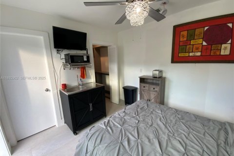 Commercial property in North Miami, Florida 1 bedroom, 37.16 sq.m. № 1980958 - photo 4