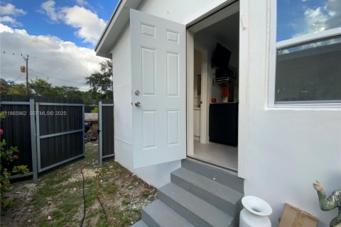 Commercial property in North Miami, Florida 1 bedroom, 37.16 sq.m. № 1980958 - photo 15