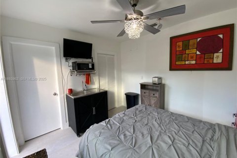 Commercial property in North Miami, Florida 1 bedroom, 37.16 sq.m. № 1980958 - photo 6