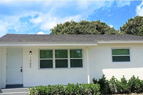 Commercial property in North Miami, Florida 1 bedroom, 37.16 sq.m. № 1980958 - photo 1