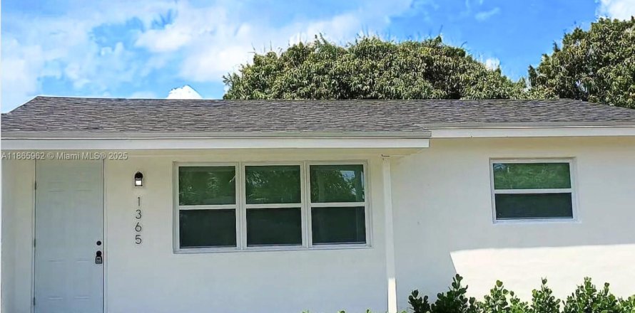 Commercial property in North Miami, Florida 1 bedroom, 37.16 sq.m. № 1980958