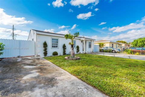 Villa ou maison à vendre à Miami Gardens, Floride: 3 chambres, 86.96 m2 № 2004821 - photo 21