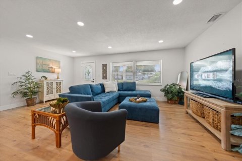 House in Seminole, Florida 3 bedrooms, 138.98 sq.m. № 2237944 - photo 6