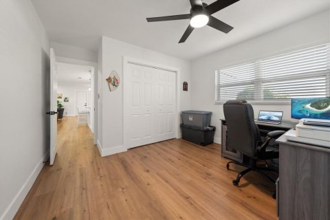 House in Seminole, Florida 3 bedrooms, 138.98 sq.m. № 2237944 - photo 21