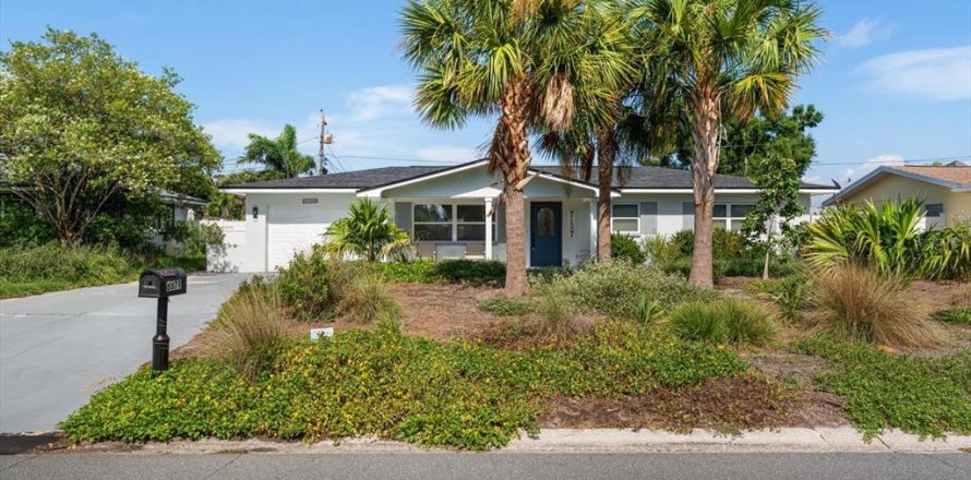 House in Seminole, Florida 3 bedrooms, 138.98 sq.m. № 2237944