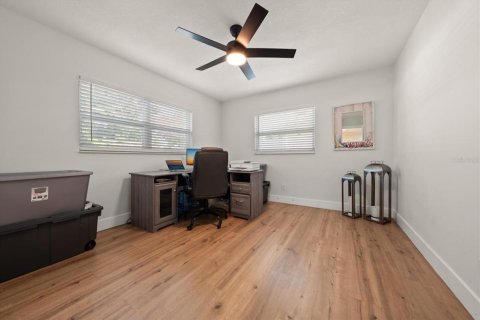 House in Seminole, Florida 3 bedrooms, 138.98 sq.m. № 2237944 - photo 20