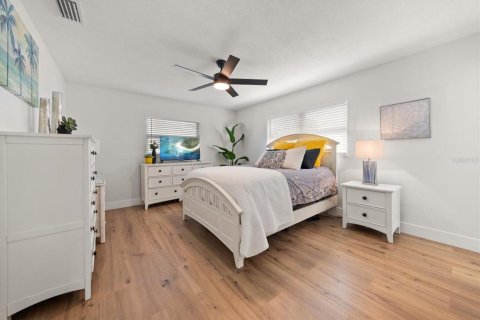 House in Seminole, Florida 3 bedrooms, 138.98 sq.m. № 2237944 - photo 12