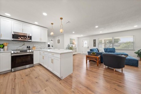 House in Seminole, Florida 3 bedrooms, 138.98 sq.m. № 2237944 - photo 7