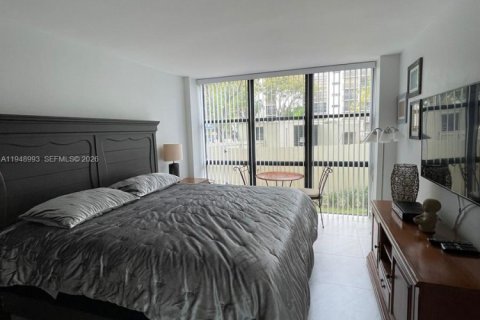 Condo in Sunny Isles Beach, Florida, 1 bedroom  № 2007138 - photo 12